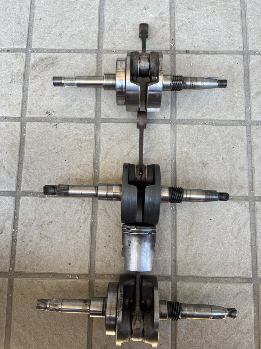 Bellbver's tweet photo. ジャイロXTA01-16〜のクランク何だけど
上が中期太軸
真ん中が社外後期
したが元々入ってた中期太軸のはず？

フライホイールどれ使ったらいいか誰か教えて欲しい https://t.co/xrzMZuHGAA