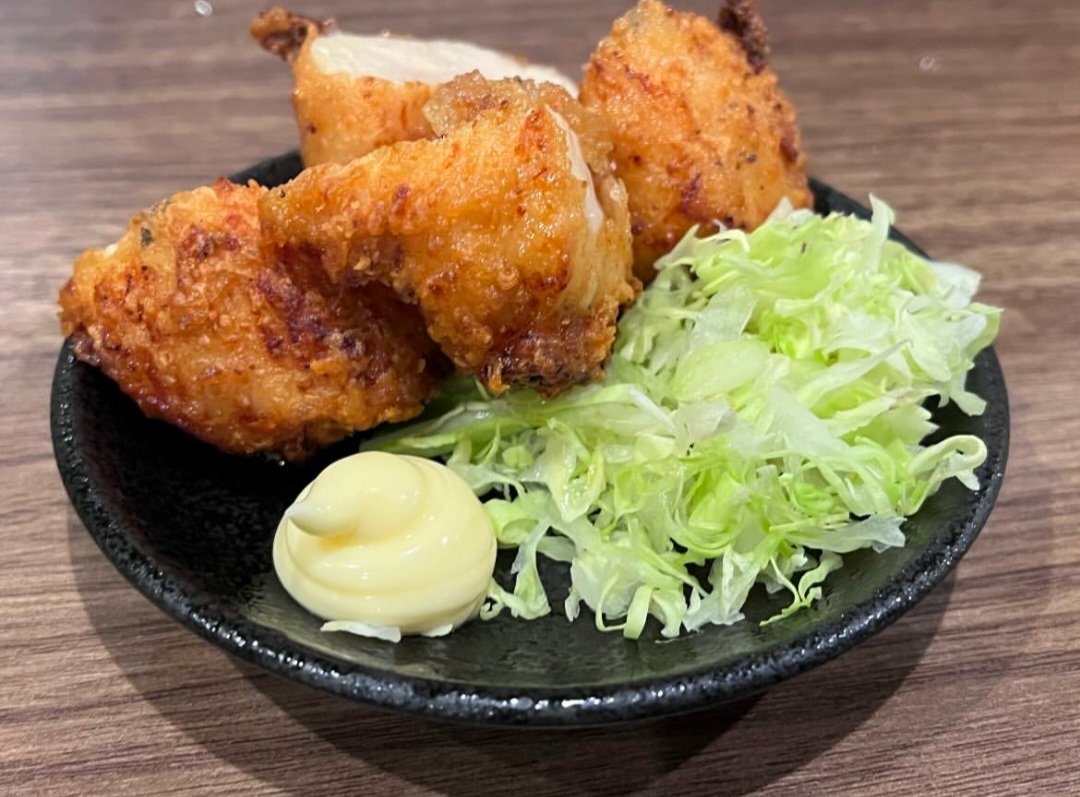 ATRANTISSAN's tweet photo. 今日は昼飲みDAYなので14時オープンの21時LOです‼️

アタラシ、1週間ぶりの灯り出勤‼️
皆様ご来店お待ちしております✨

※画像は八木っち特製、究極のからあげ https://t.co/8qceGrWqiN