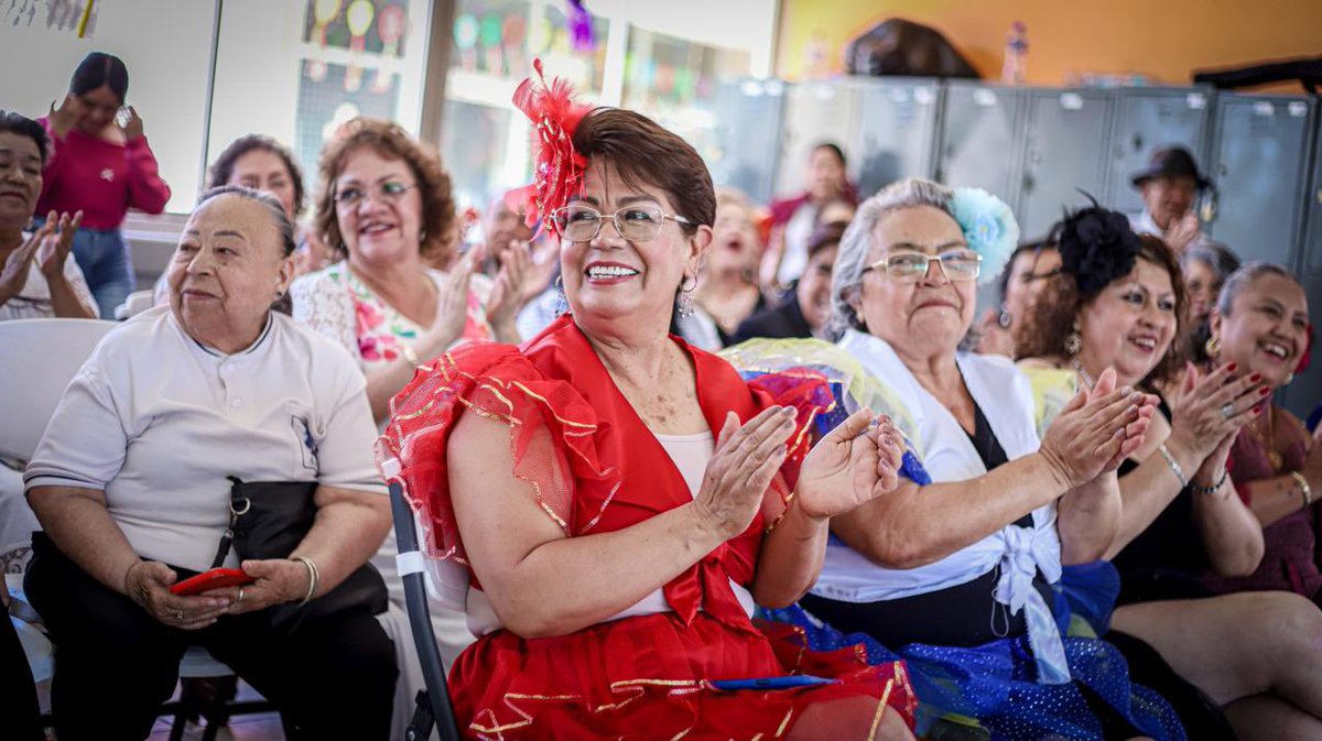 difhgo's tweet photo. Usuarios y trabajadores maestros del #CEAM celebraron el Día del Maestro con una emotiva entrega de reconocimientos a quienes inspiran y enseñan todos los días. Gracias por su dedicación y compromiso. 👨🏻‍🏫👏🏻🍎 https://t.co/lkdMxPzGMr