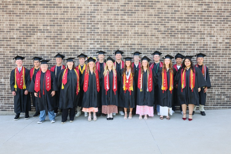 FreemanFlyers's tweet photo. 🎉🎉Congratulations to the Class of 2026 and to our exemplary valedictorians, Vaida Ammann and Riley Tschetter. We're so proud of you all. Go Flyers!

Photos by Jeremy Waltner https://t.co/CUPW0KkSHu