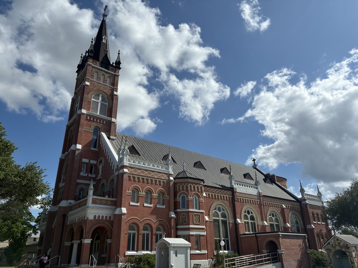 ILead4success's tweet photo. What a beautiful day to enjoy the great state of #Texas  ! We enjoyed some delicious #BBQ . Then visited two of the painted churches . https://t.co/jnpALdQBMy