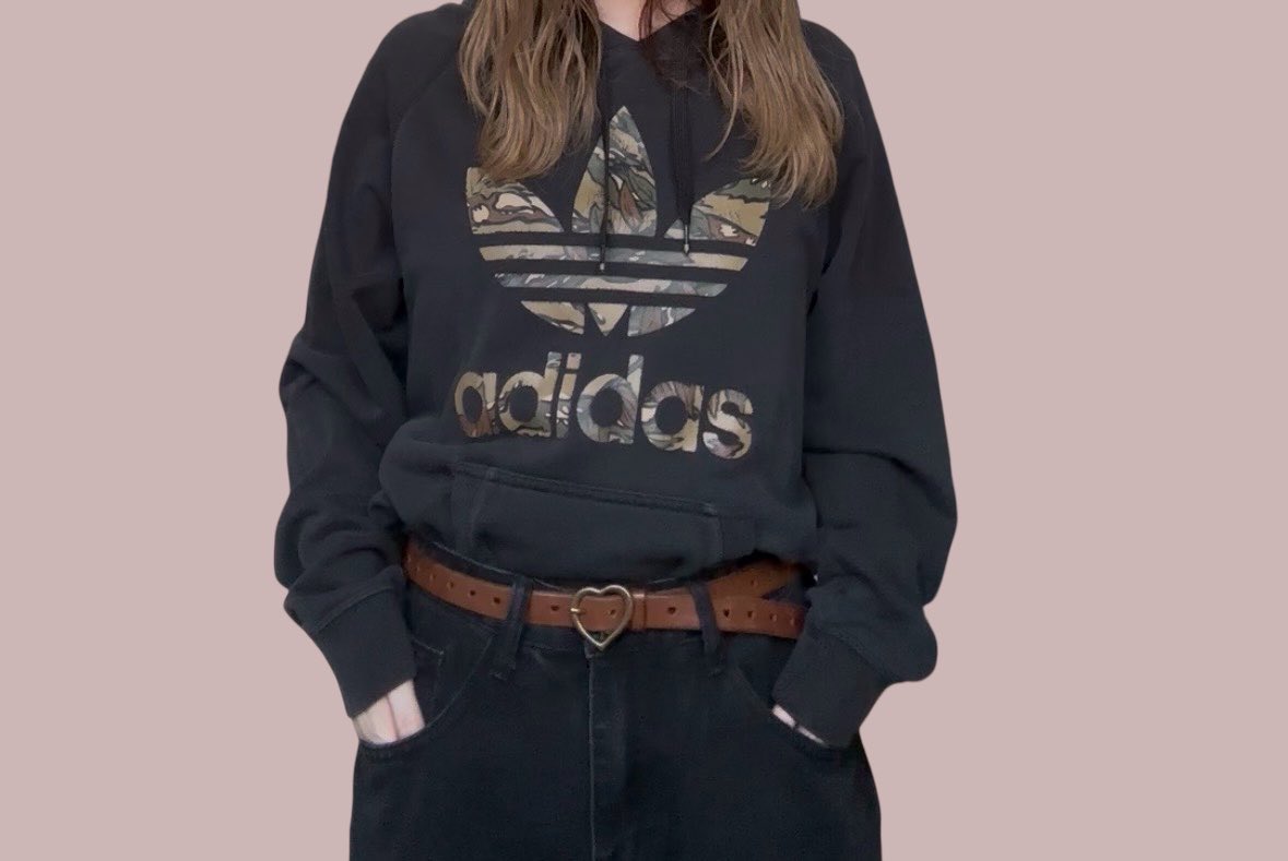 パーカーをインする。 最近はこの着方がお気に入り。 このadidasは薄め