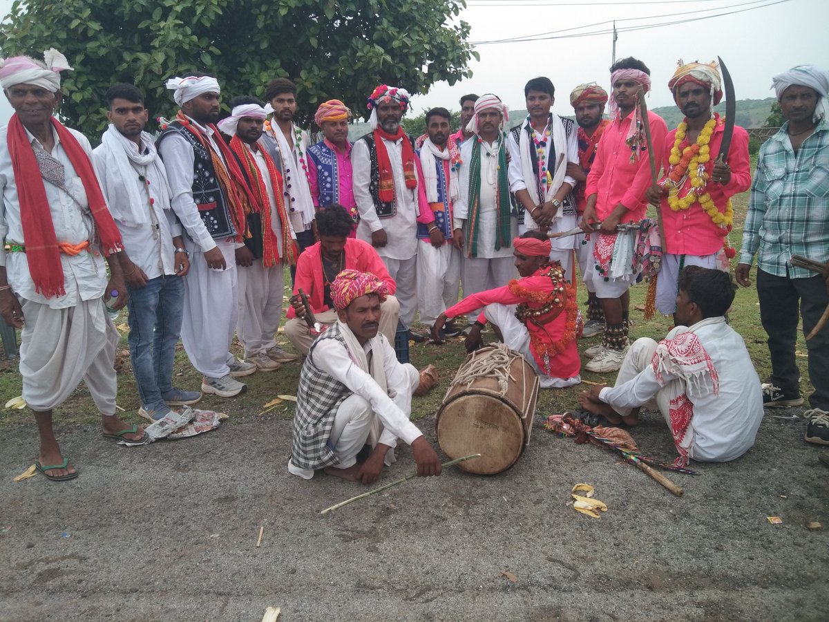 VimalNanom81847's tweet photo. आदिवासीपरिवार का 12स्थापना दिवस पर करोड़ोंकरोड़ों नमन् जोहार 
आदिवासी बर्थ-डे नहीं मनाकर साल भर कि राशि मोड़ीमताई जंगल में जीव-जंतुओं के लिए जलकुंड बनाया धन्यवाद जोहार 
भीलप्रदेश के भीलणभीलगणवीरो को करोड़ोंकरोड़ों नमन् ऐसी पहल आदिवासी ही कर सकता है 
#आदिवासी_परिवार_स्थापना_दिवस https://t.co/WtScJhWpqo