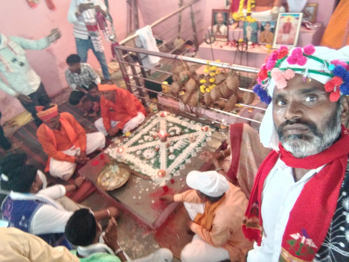 VimalNanom81847's tweet photo. आदिवासीपरिवार का 12स्थापना दिवस पर करोड़ोंकरोड़ों नमन् जोहार 
आदिवासी बर्थ-डे नहीं मनाकर साल भर कि राशि मोड़ीमताई जंगल में जीव-जंतुओं के लिए जलकुंड बनाया धन्यवाद जोहार 
भीलप्रदेश के भीलणभीलगणवीरो को करोड़ोंकरोड़ों नमन् ऐसी पहल आदिवासी ही कर सकता है 
#आदिवासी_परिवार_स्थापना_दिवस https://t.co/WtScJhWpqo