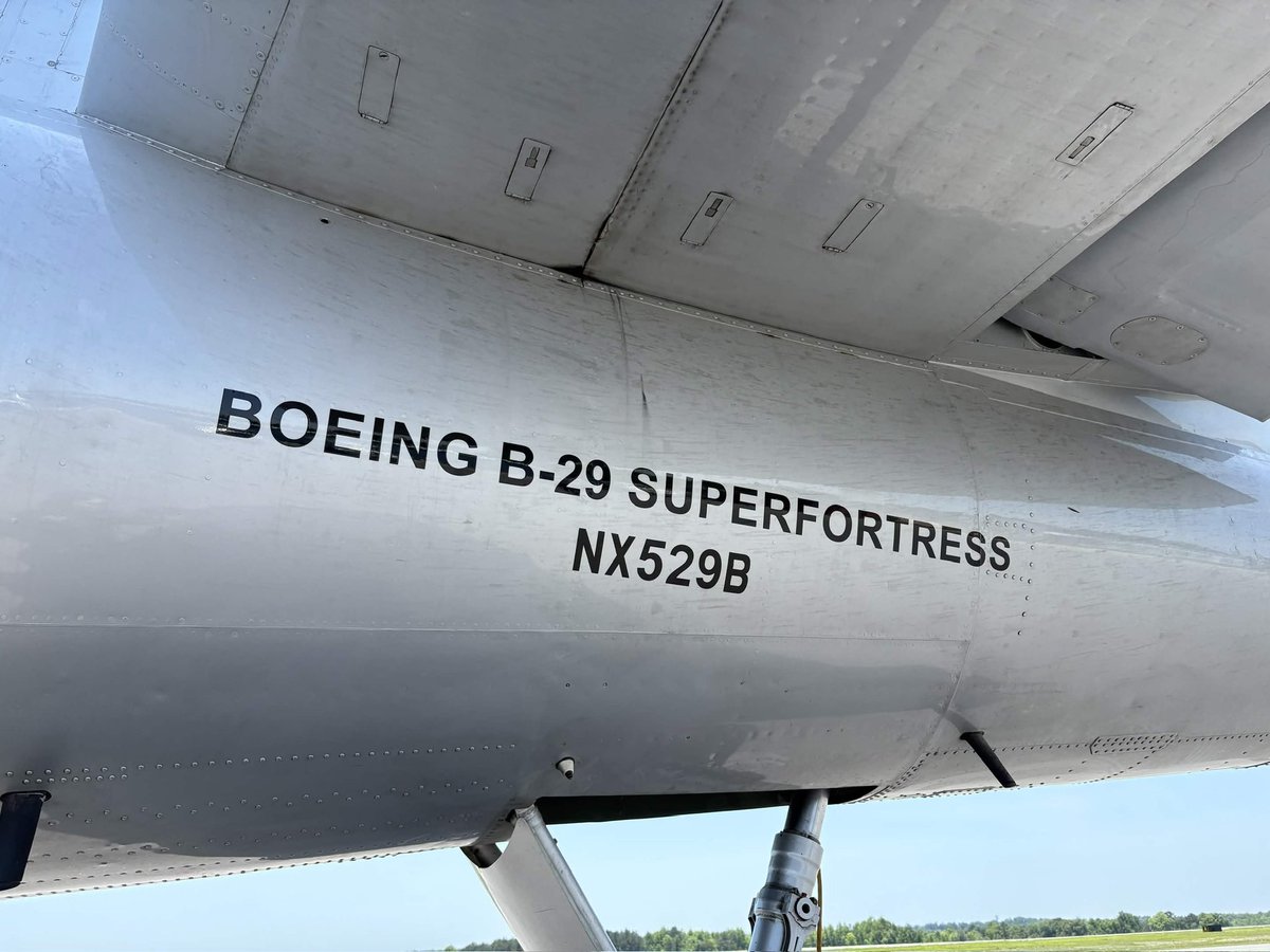 ThatBlueNardo's tweet photo. Seeing a B-29 with @MACRODERGY https://t.co/HIHXoGfT2w