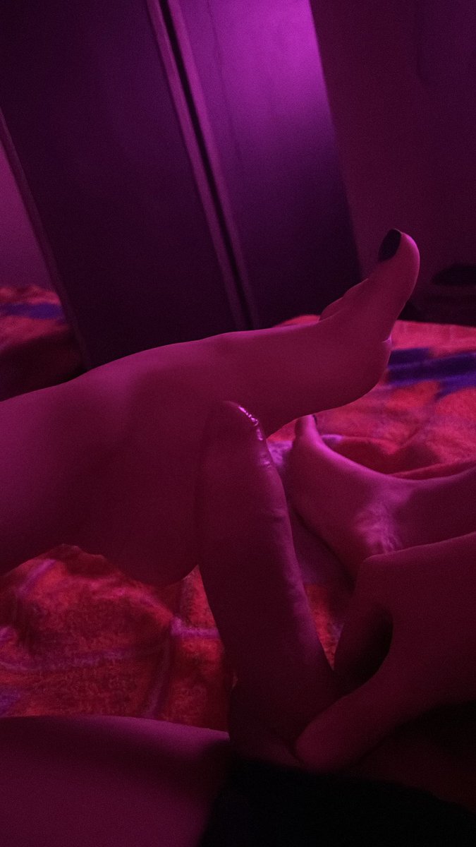 Katfror's tweet photo. Passando pra avisar que tem post novo pros amantes de pezinhos especialmente p vcs 🖤✨🐈‍⬛

https://t.co/DTv6daEWAC https://t.co/N4ngwsPawF