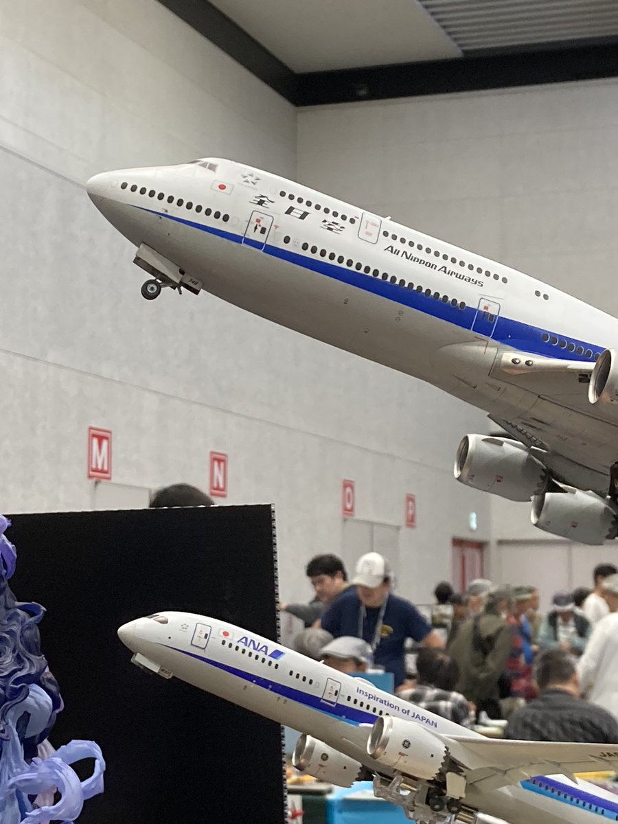 hp_kobayashi's tweet photo. そしてついに
すぎたんさんの
ANA 747-8
拝見することができました！

主翼や前後のギアの
丁寧な改造工作はもちろん
スタンドプレートまで
美しく仕上げられていました
#静岡ホビーショー2026 https://t.co/be5cCDgjAE