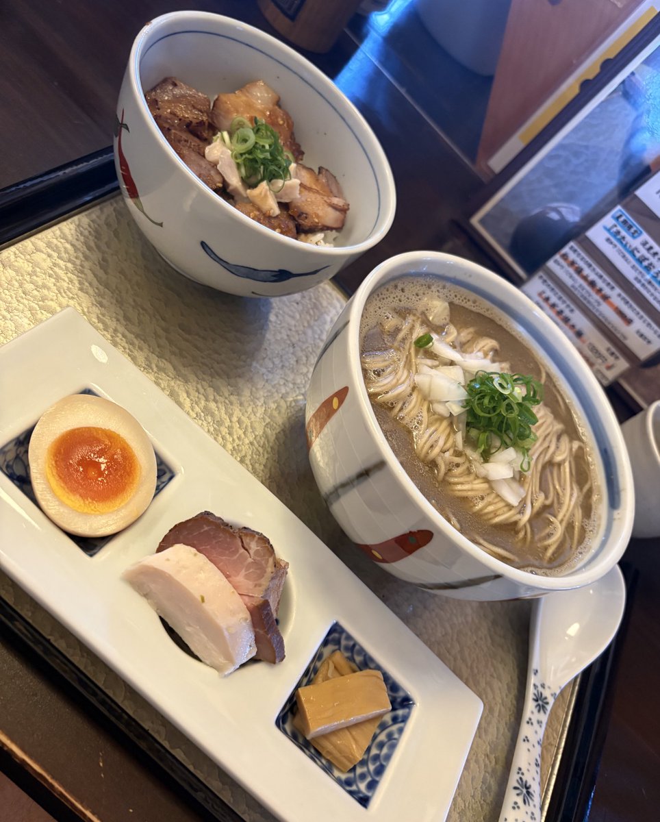 butarochan's tweet photo. 麺屋八っすんば
特濃煮干しらぁ麺・塩
チャーシュー丼・小丼
#ラーメン
#麺屋八っすんば https://t.co/NgqEERrrNj