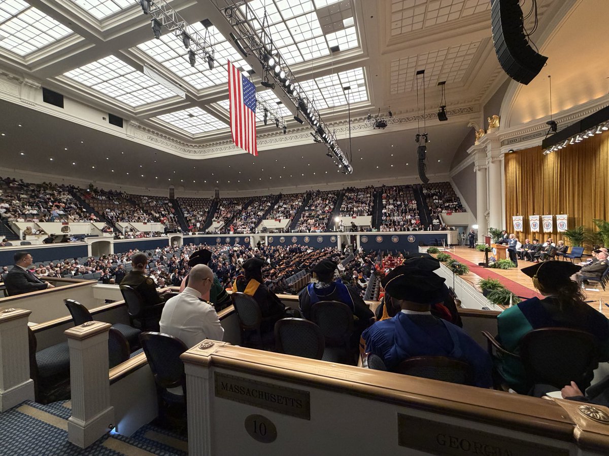 JeffGoodiePhD's tweet photo. One great joys of faculty life is celebrating w/ students at the end of their formal education, knowing u played a small part in their goals. At @USUhealthsci, it's extra special as many grads will care for mil svc mbrs in harm's way & their families. I never doubt whether my job has a purpose. @usufamilymed @DeploymentPsych