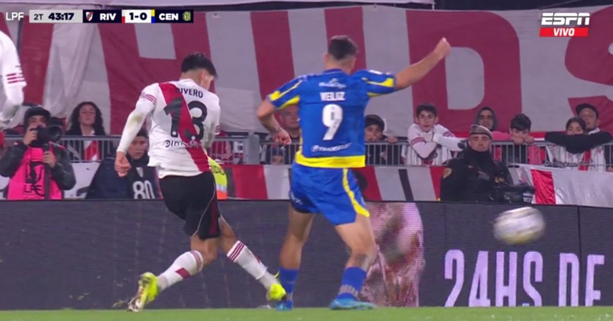MarioFrezzz's tweet photo. @HernanSCastillo La jugada que pega en el palo (la segunda) 
Beltrán se lo lleva puesto a del central y ni la vieron 
Y la de veliz tampoco 
Explícame las jugadas hernancito https://t.co/vZD1NvO1zu
