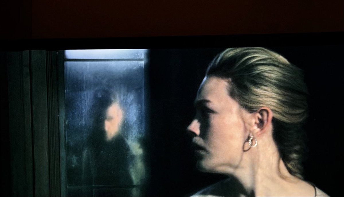Mike62408's tweet photo. 🎬 Movie tropes 
1 -Mysterious figure appears in a window behind you. 
2- grab a poker from the fireplace as your weapon. https://t.co/dHHlCTCxvP