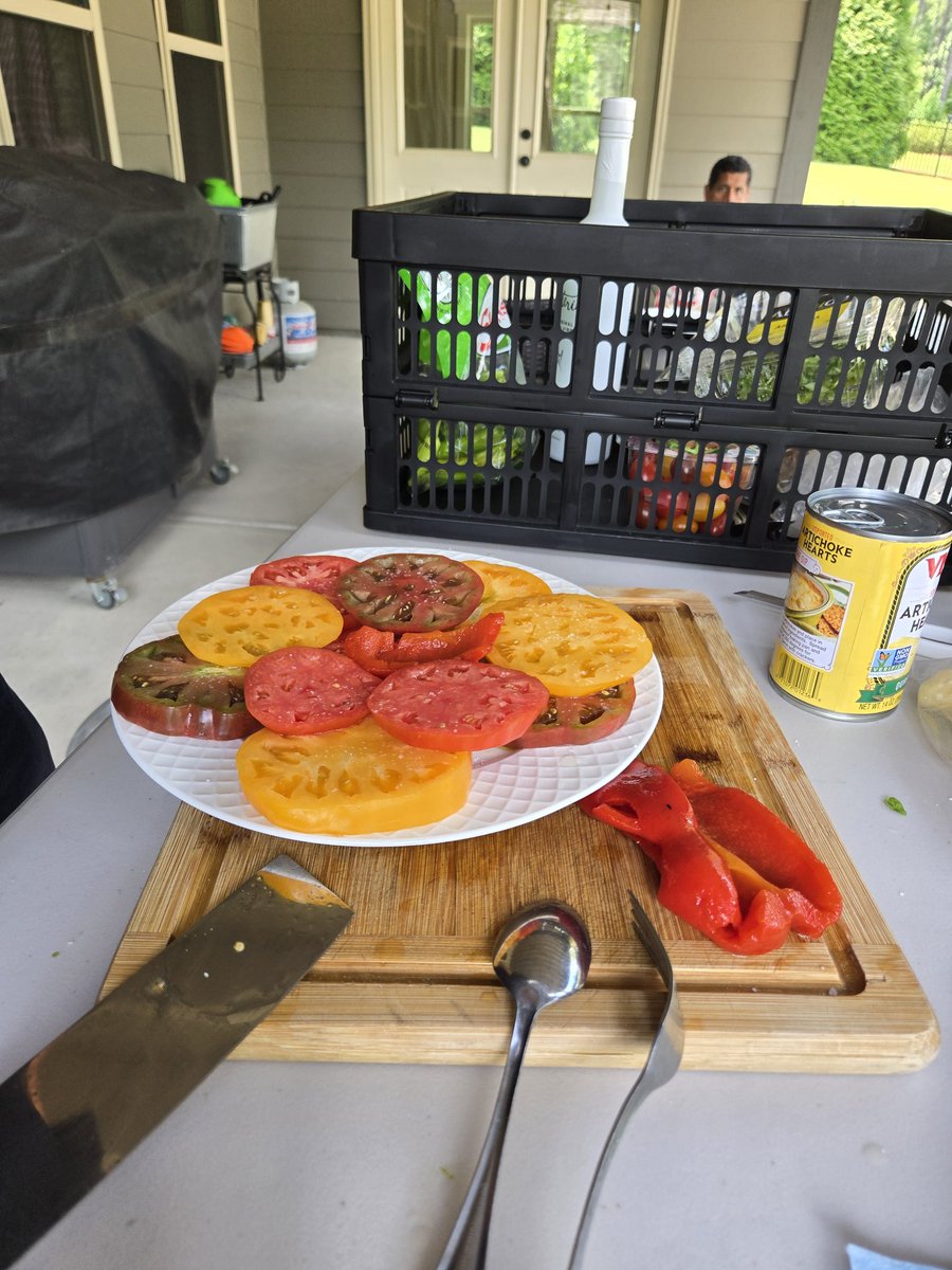 Vitosgrill's tweet photo. Heirloom tomato carpaccio with an arugula basil pesto, artichoke hearts and shaved Parmesan. https://t.co/3L0NXXmyxK