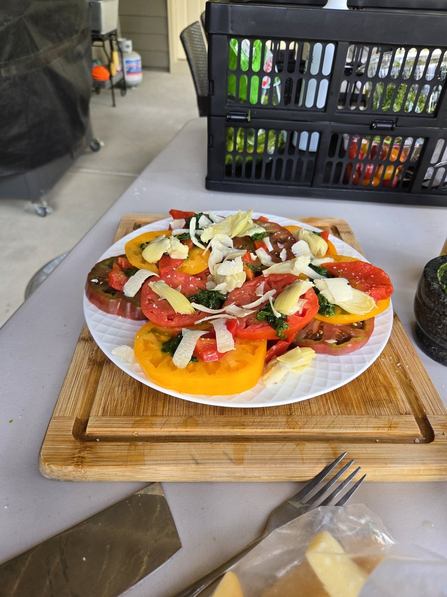 Vitosgrill's tweet photo. Heirloom tomato carpaccio with an arugula basil pesto, artichoke hearts and shaved Parmesan. https://t.co/3L0NXXmyxK