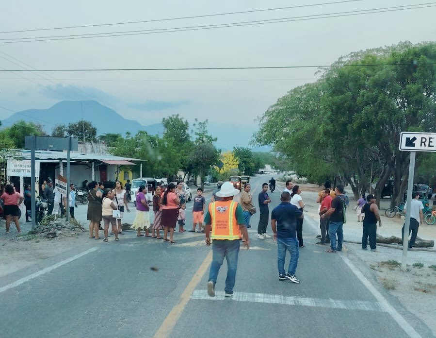 ZonaRoja_Oaxaca's tweet photo. Como todos los días, hay bloqueo.
Esta tarde, un grupo de personas cerró la carretera federal 190 Oaxaca-Istmo, a la altura de Jalapa del Marqués; se desconocen los motivos. https://t.co/Y3BhoBEtXi
