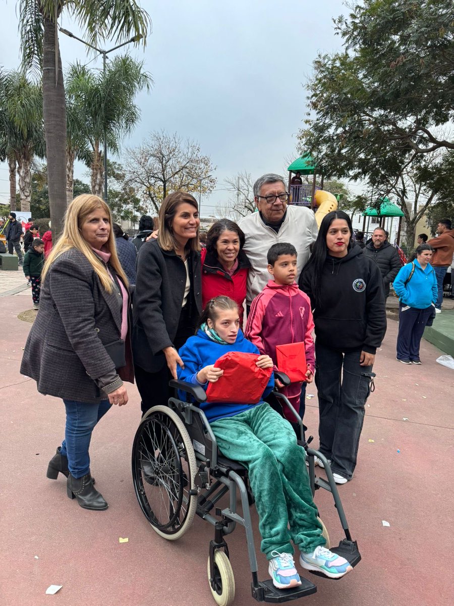 GestionLocalT's tweet photo. BARRIO LA PLOMA
Hoy acompañamos la jornada de educación en la plaza Mariano Moreno de La Paloma. https://t.co/6yF7klBFsF