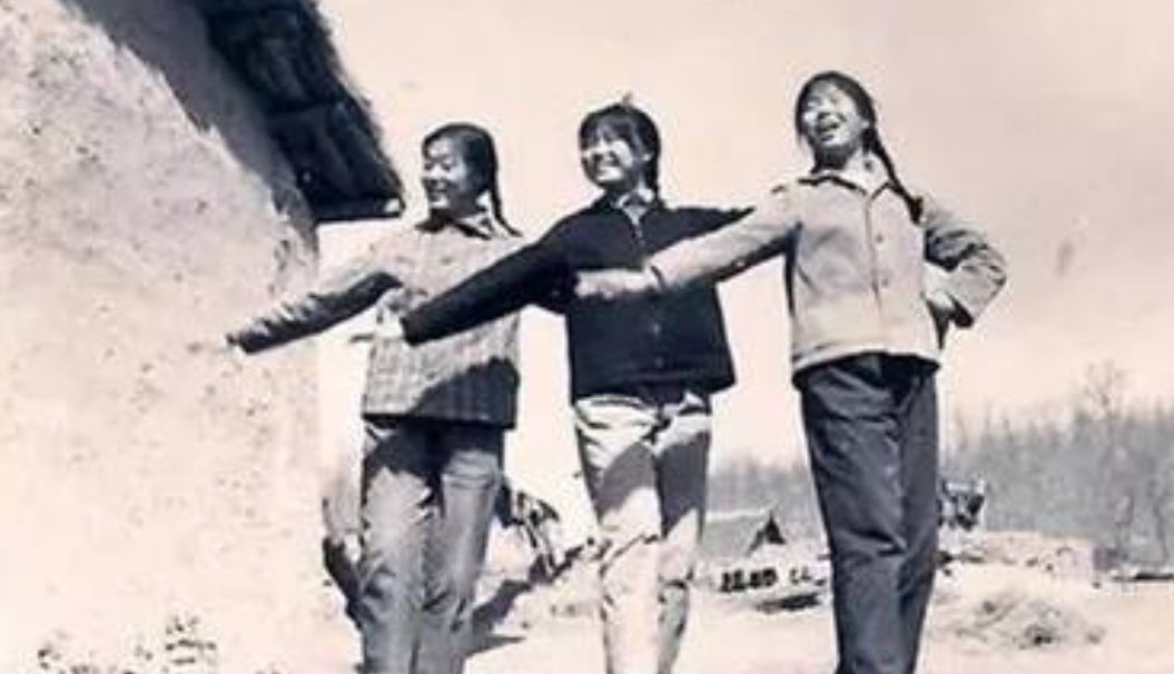 wangdal15629362's tweet photo. 历史上的5·16通知”通常指的是中国在1966年5月16日通过的《中共中央通知》，全称是《关于撤销彭真同志职务的通知》，因为发布时间是5月16日，所以被简称为“5·16通知”。它被普遍视为“文化大革命”正式发动的标志性文件。一场全国性灾难的开始。

背景

1960年代中期，毛泽东认为党内出现了“修正主义”和“资产阶级代表人物”，担心中国会走上类似苏联的道路。此前，围绕历史剧《海瑞罢官》的批判已经引发党内激烈斗争。

当时北京市委和中央一些领导人（如彭真）曾试图把学术讨论限制在文化和历史范围内，不让它演变成全面政治运动。这与毛泽东的思路发生冲突。

“5·16通知”的主要内容

1966年5月，中共中央政治局扩大会议通过了这个通知。核心内容包括：
   •   指责党内存在“反党反社会主义”的集团；
   •   提出“混进党里、政府里、军队里和文化界的资产阶级代表人物”；
   •   批评此前主持文化工作的中央机构；
   •   强调要发动群众进行政治斗争；
   •   提出警惕“赫鲁晓夫式的人物”。

通知中最著名、影响最大的表述之一，是提出：

“混进党里、政府里、军队里和各种文化界的资产阶级代表人物，是一批反革命的修正主义分子。”

这实际上把斗争对象扩大到党和国家机构内部。

为什么它重要

“5·16通知”之所以被视为文革开始，原因在于：
1.它否定了此前较温和的处理路线；
2.它正式把“阶级斗争”推向党内高层；
3.它为随后大规模群众运动提供了政治依据；
4.它直接导致之后红卫兵运动和全国性政治清洗。

随后不久：
   •   中央文革小组成立；
   •   高校���始“停课闹革命”；
   •   红卫兵��起；
   •   大量干部、知识分子受到冲击。

历史影响

“文化大革命”（1966—1976）后来造成了深远社会动荡，包括：
   •   大规模政治迫害；
   •   教育、科研系统严重受损；
   •   文物与传统文化遭到破坏；
   •   党政机构长期失序。