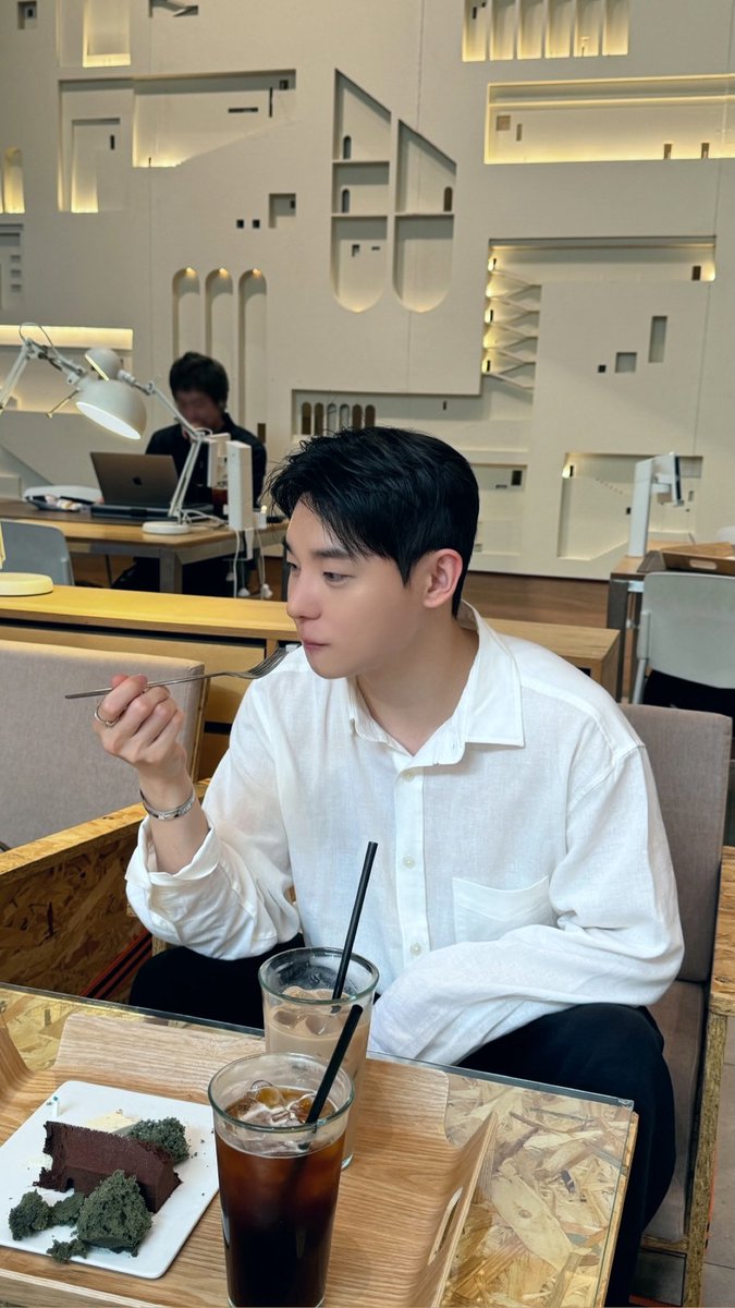 반비 tweet media