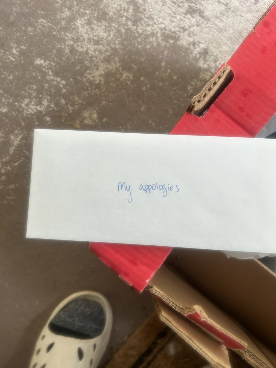 ZK_RF's tweet photo. Прикол! У меня пропала щётка из гаража! А сегодня вот это!!! https://t.co/S62383BFFn