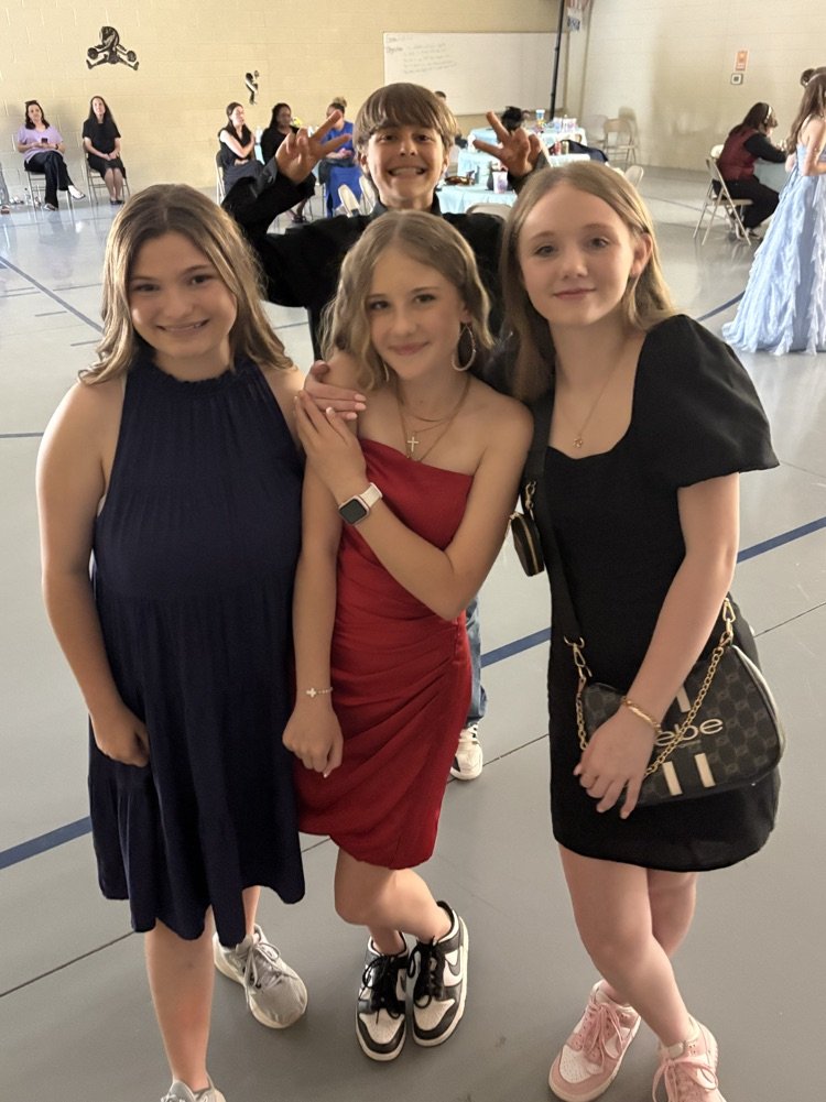 SJHSwarriors's tweet photo. Sneaker Ball Round 3! 👟🪩 #tww #GOW26 https://t.co/nVwT6dNnc6