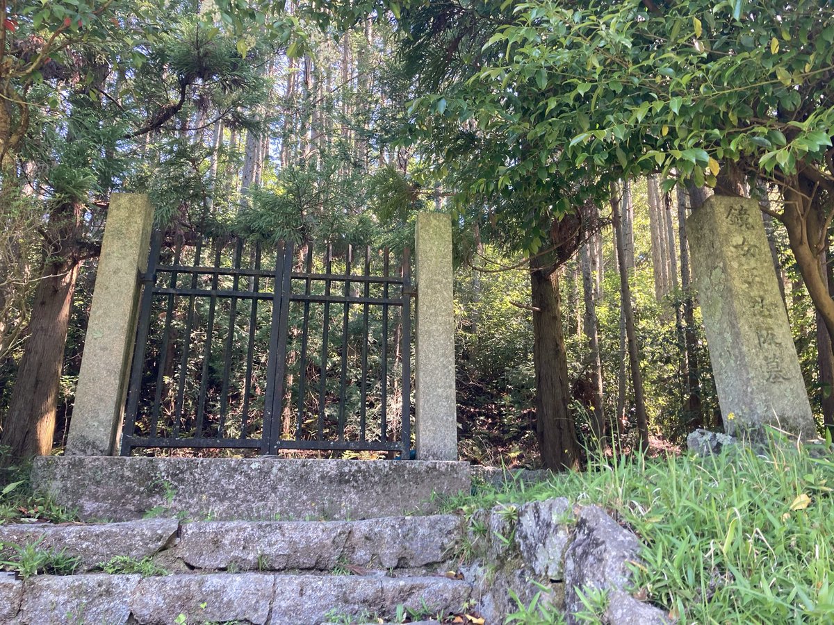 TakeruHK's tweet photo. 鏡女王忍坂墓は舒明陵からすぐのところ。ここは宮内庁の管理下になく、地元の皆さんによって維持管理されているらしい。 https://t.co/V2fqOkLlzm