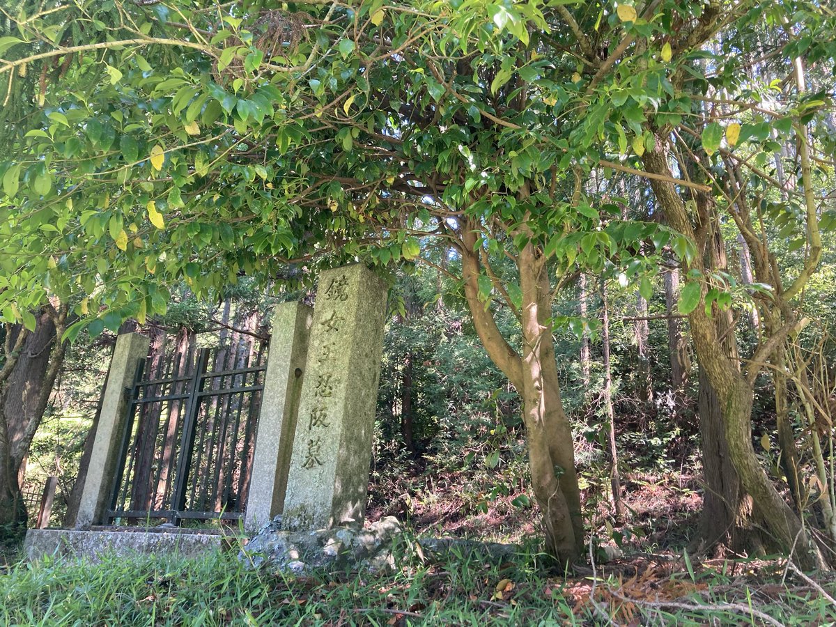 TakeruHK's tweet photo. 鏡女王忍坂墓は舒明陵からすぐのところ。ここは宮内庁の管理下になく、地元の皆さんによって維持管理されているらしい。 https://t.co/V2fqOkLlzm