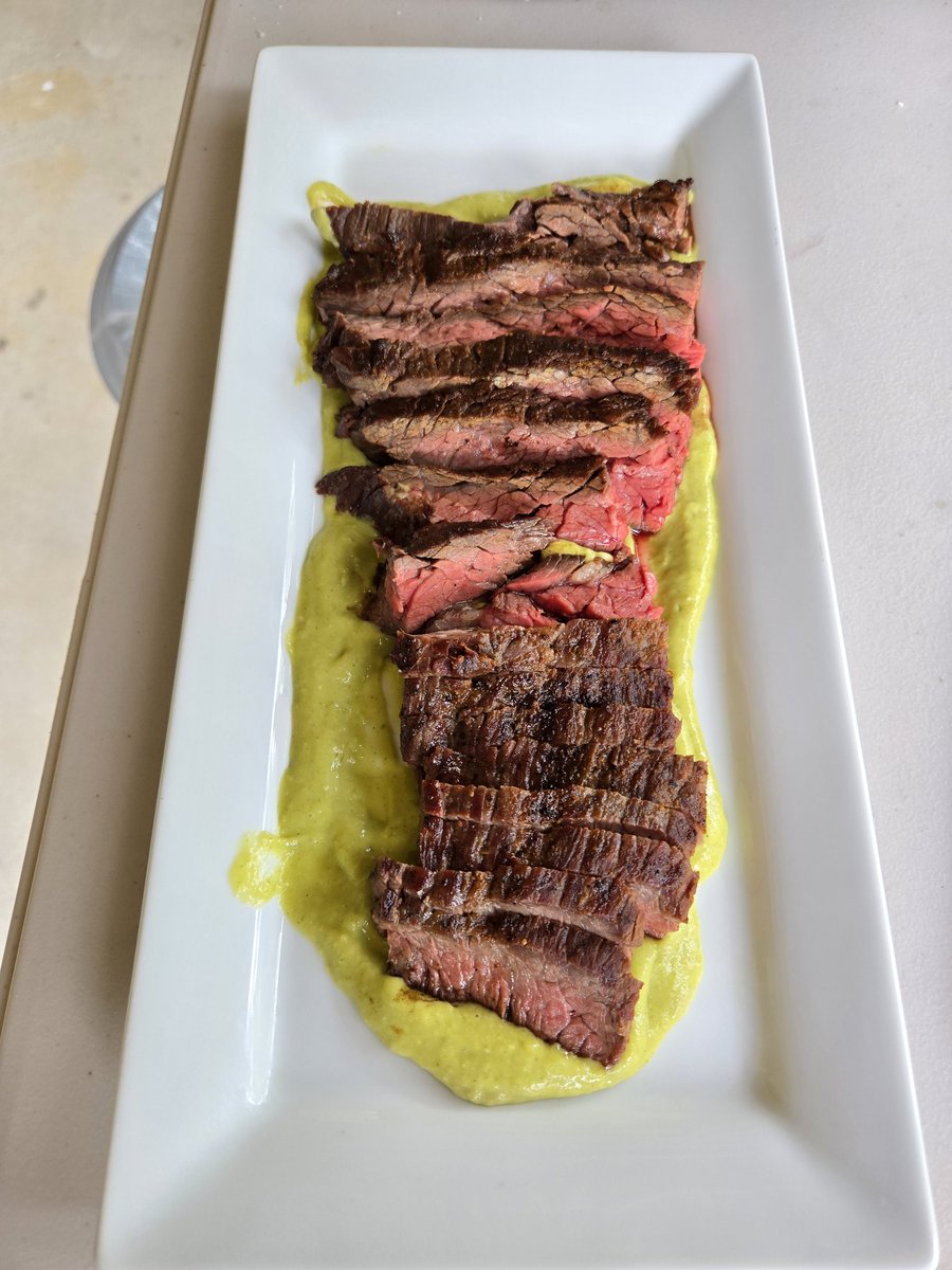 Vitosgrill's tweet photo. Steak on a jalapeño avocado sauce https://t.co/WwkSFRGkg9