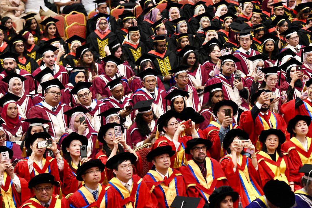 MohdShukriYajid's tweet photo. Welcomed everyone to the @MSUMalaysia 37th Convocation, Session I. Delighted to celebrate this meaningful milestone with our #MSUrians. As you embrace new opportunities ahead, continue to lead with purpose, inspire others, and create a positive impact. #MSUConvo37 #MSUmalaysia https://t.co/nnzYdO66zd