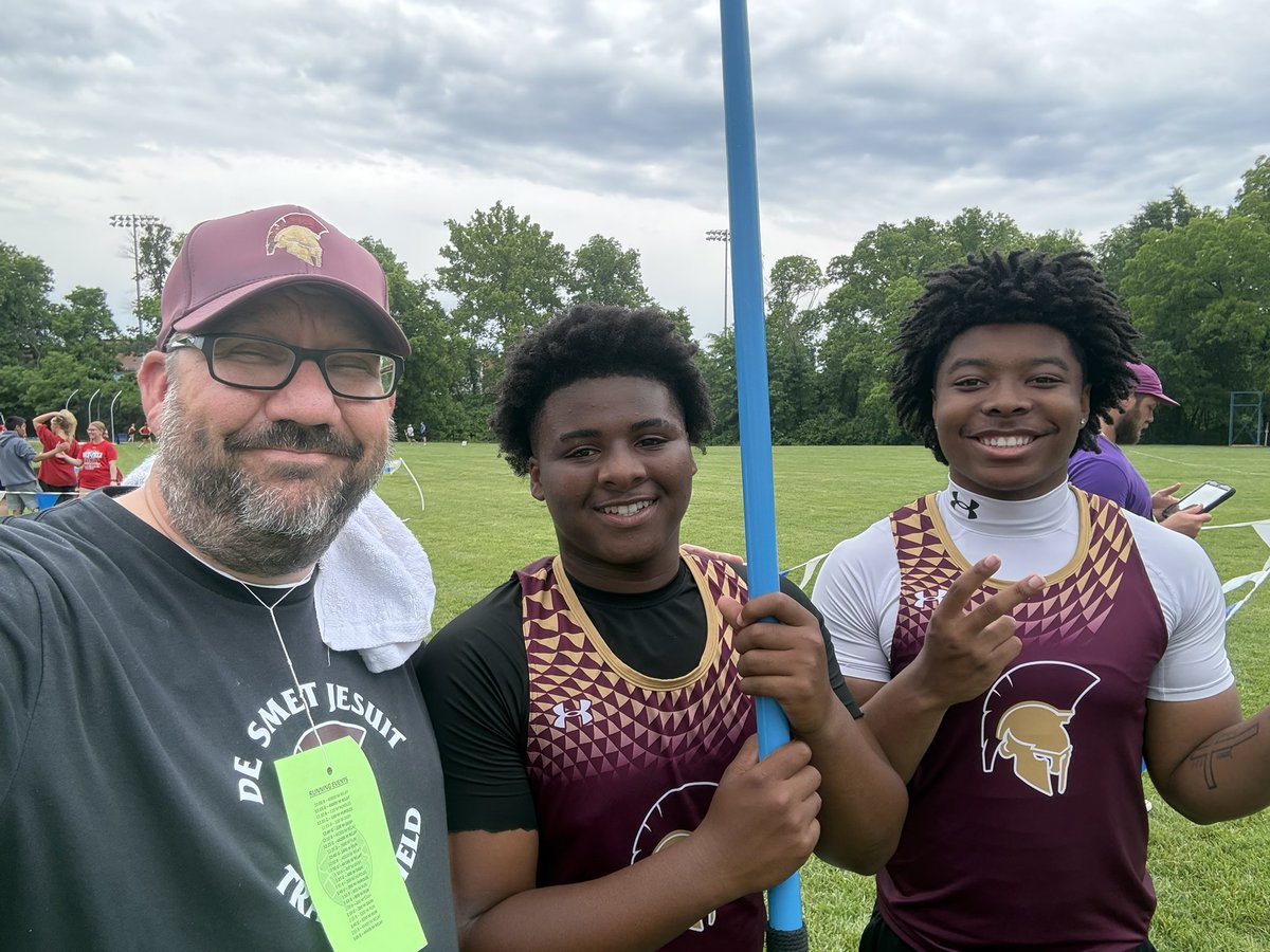 CoachMasters55's tweet photo. This group was special today. Entered the day with 3 freshman, 2 Sophomores and 1 Junior throwing in the C4D5 track meet. They didn’t flinch and competed fearlessly. 2 Frosh made the finals and everyone threw great! Love these guys. There are big things ahead for them! #ThrowDeep https://t.co/r0Mp2MENVG