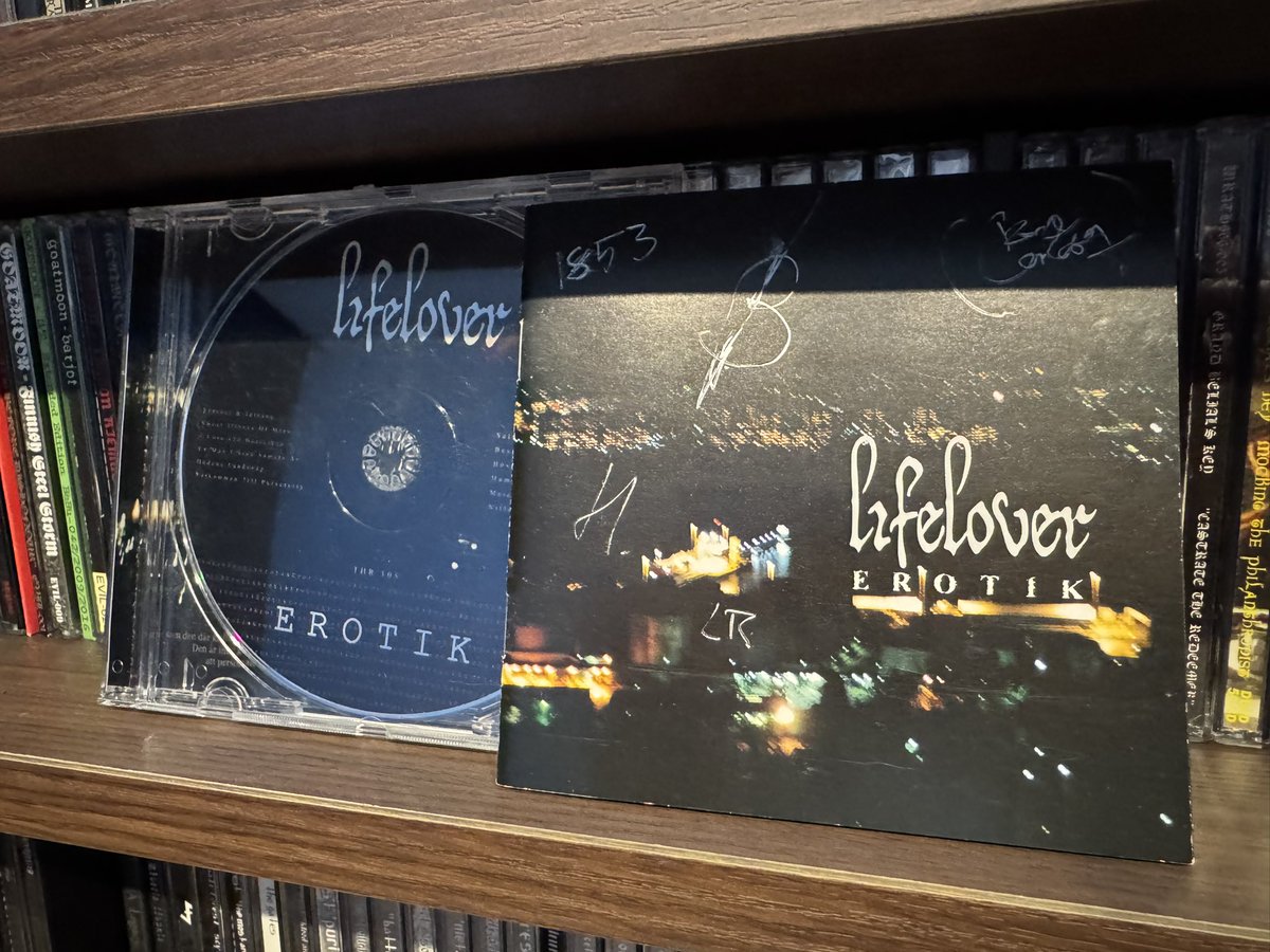 ryvsvke's tweet photo. Lifeloverのメンバー全員サイン入りCDも今となってはギター氏RIPのため入手不可か。今更ながら1stアルバムに書いてもらえば良かったな。Anorexia Nervosaのサイン入りデモCDはサインが入ったslipcaseのガワの方を誤って捨ててしまったのか見当たらず。 https://t.co/J79G2J5BK9