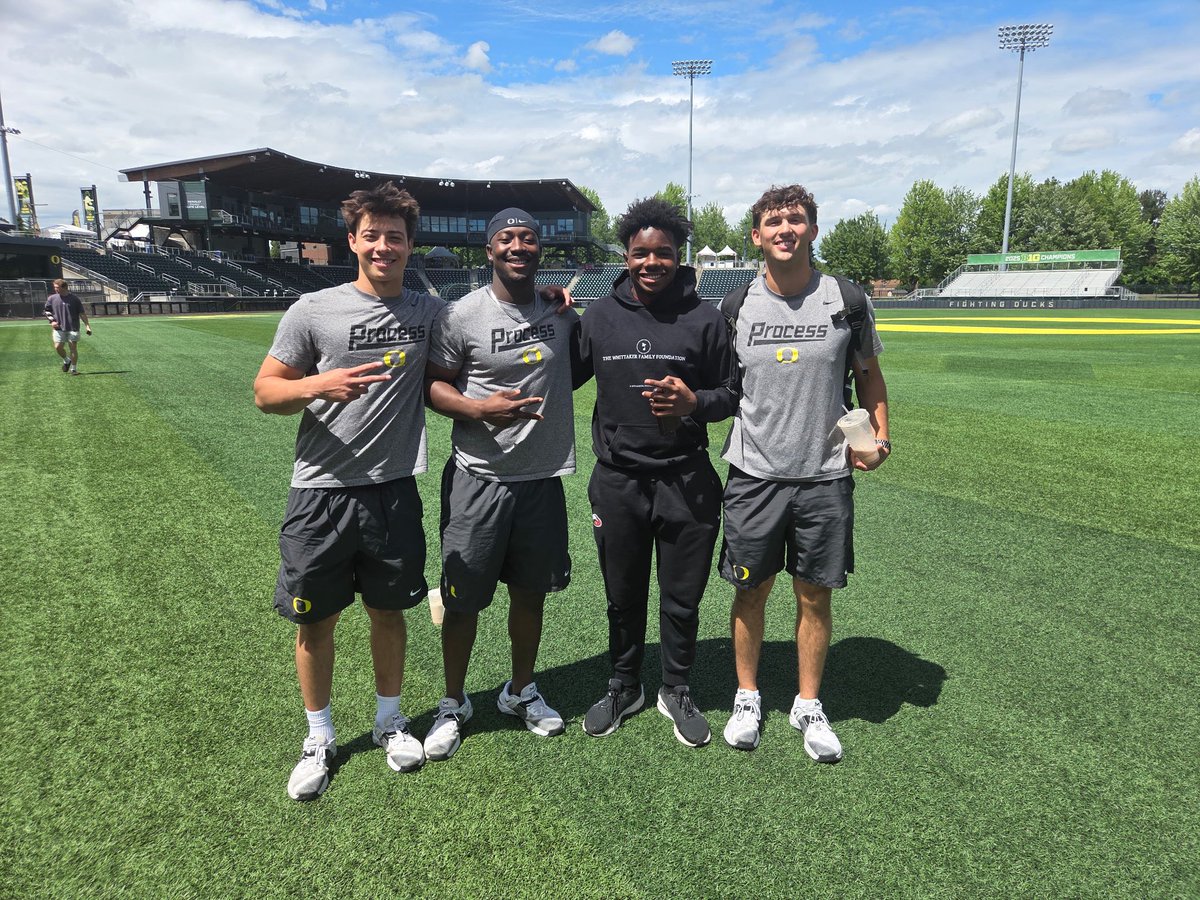 itss_shawn13's tweet photo. Extremely blessed for the opportunity to visit the University of Oregon. Great conversation with Coach Florer. @CoachWazUO @JoshSchleiky @shunt_89 @PB_Uncommitted @PrepBaseballFL @PSBaseballScout @PG_Uncommitted @PB_Uncommitted @UncommittedStud @pbtscouting @uncommittedBB8 https://t.co/hVxLXMS497