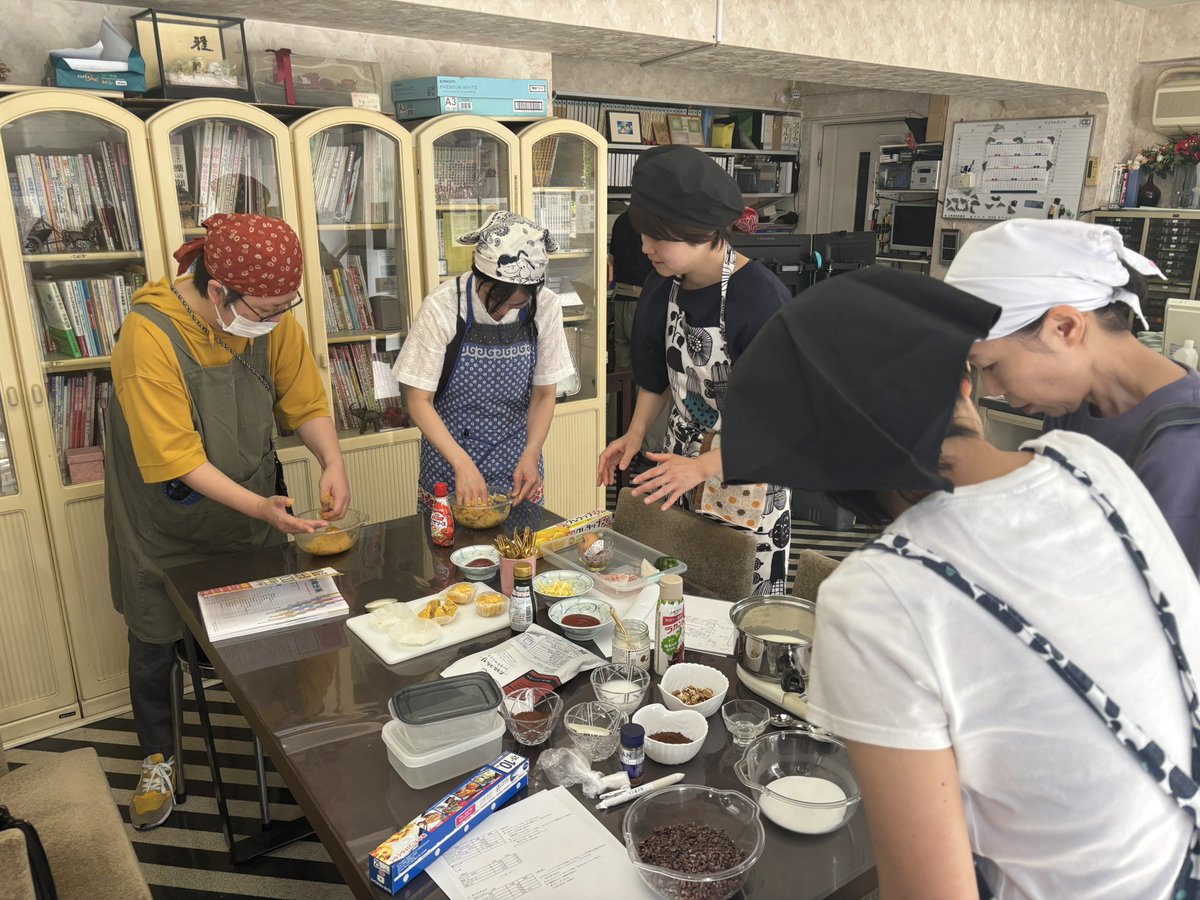 KeisukeHagihara's tweet photo. 今日は凄腕の管理栄養士の先生集まって、ケトン食関連食品の試作会です。みなさんテキパキ手際がいいですね〜 https://t.co/jypSEeCLQC