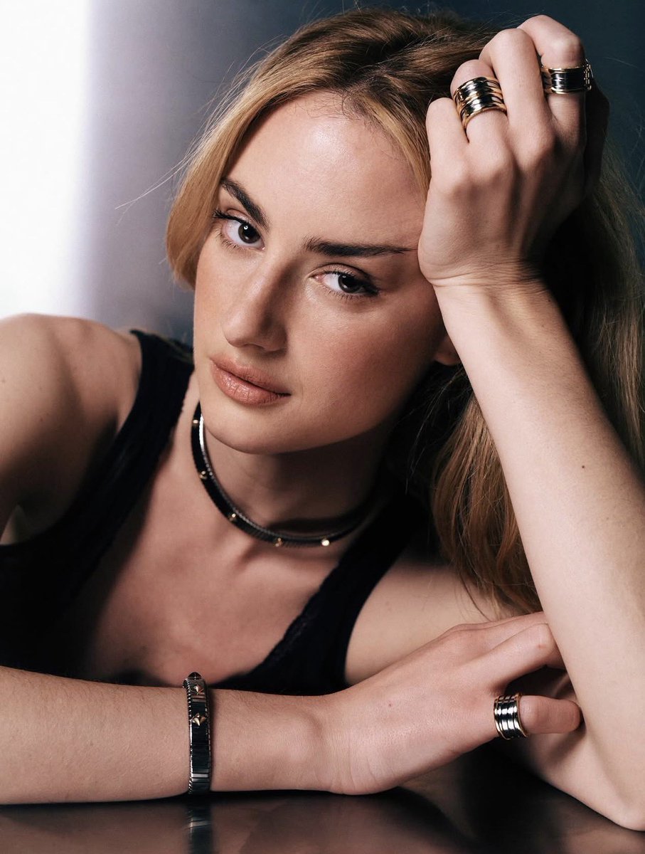 gvpattenupdates's tweet photo. Grace Van Patten stuns for @Bulgariofficial 🖤 https://t.co/oP8u9X6tjQ