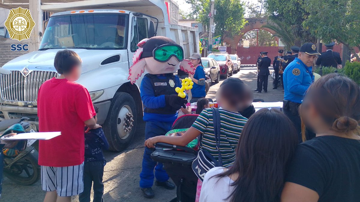 SSC_CDMX's tweet photo. En la #JornadaDeSeguridad en tu #Cuadrante se realizaron actividades recreativas y pláticas informativas enfocadas en el cuidado y bienestar de las familias que viven en la alcaldía @ALaMagdalenaC.
Ahí también policías del #SectorTecómitl y personal de distintas áreas de la Subsecretaría de #ParticipaciónCiudadana y #PrevenciónDelDelito entregaron folletos con recomendaciones de seguridad y números de emergencia y apoyaron a las y los vecinos de la colonia #SanAntonio para instalar en sus dispositivos móviles la aplicación #MiPolicía para recibir atención de inmediata ante cualquier eventualidad. 📲👮🏻👮🏻♂️