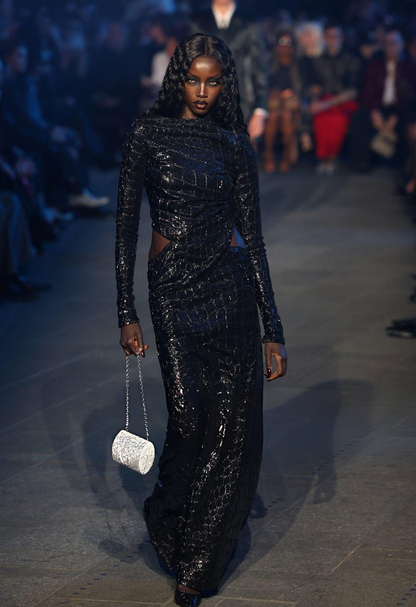 popbackupp's tweet photo. anok yai walks for gucci '27 cruise https://t.co/WEnVCX78b4