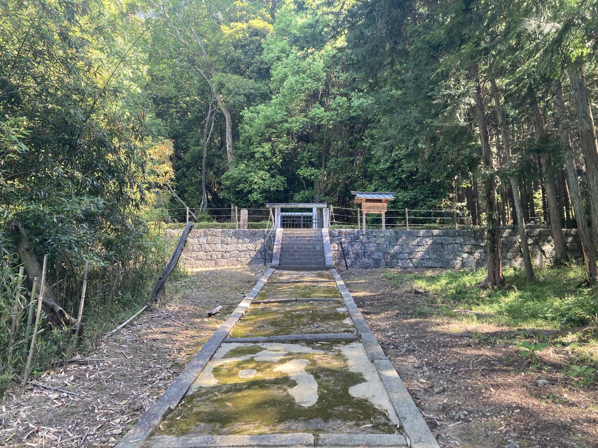 TakeruHK's tweet photo. 鏡女王忍坂墓からさらに少し登ると大伴皇女の忍坂内墓。ここは宮内庁が管理しています。見た感じは円墳。
天気も良くて小鳥のさえずりが聞こえてきて、眺めも素晴らしい。言うことなし。
ところで、舒明天皇、鏡女王、大伴皇女の3人の墓がこんなに近接しているのは何でだろう。 https://t.co/Z0tJNe5OeH