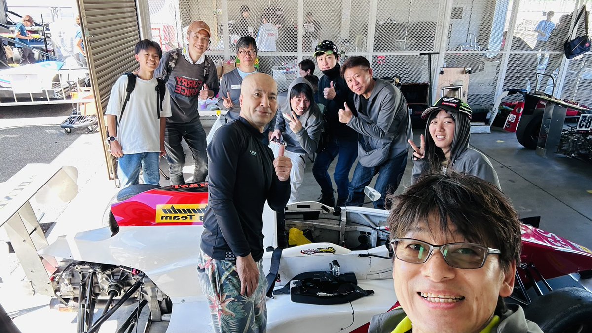 ZX_25R_Kyoto's tweet photo. #ShinobiRT
出陣の義!
の後のパシャリ📸
応援よろしくお願いしますm(_ _)m
#岡山国際サーキット https://t.co/zN4cKzfroQ