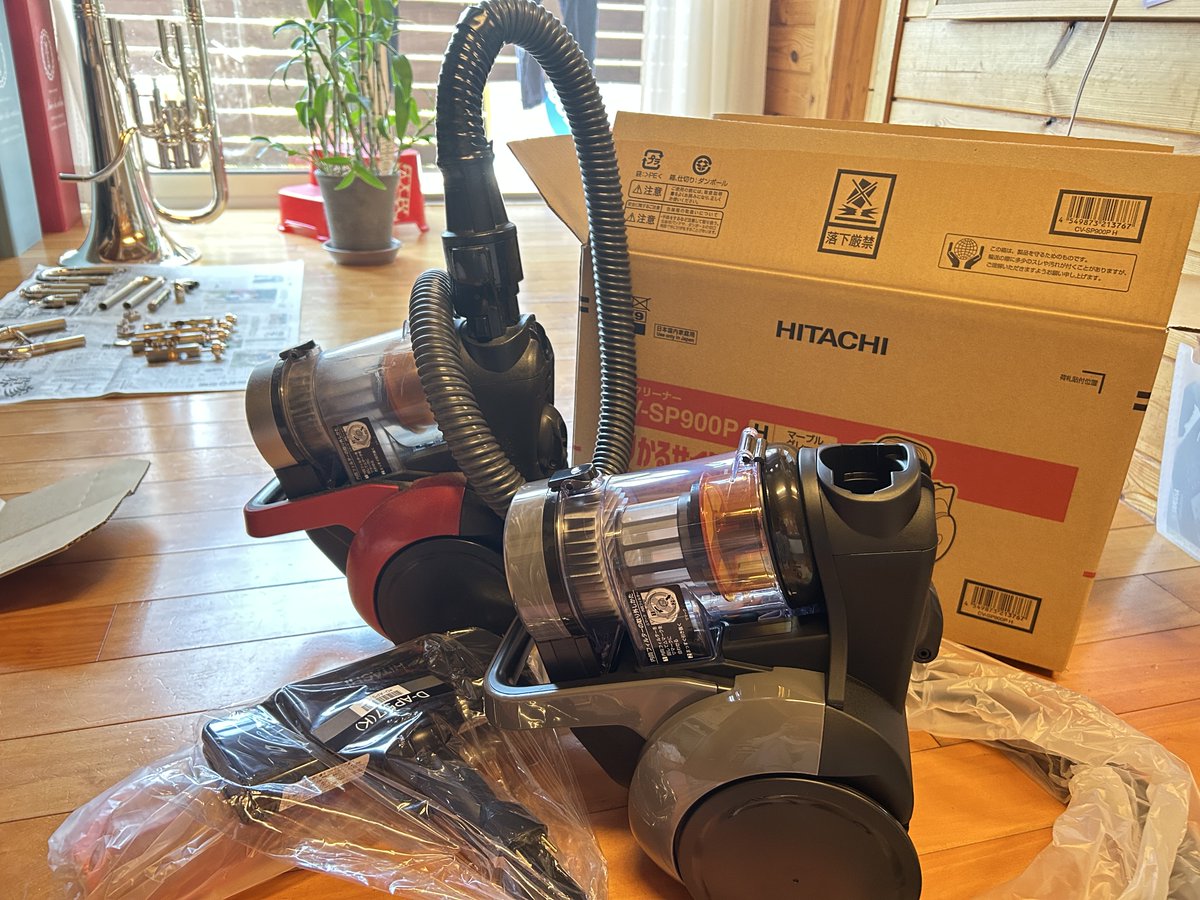 新しい掃除機がやってきました。 うちはもう20年以上、HITACHIの掃除機