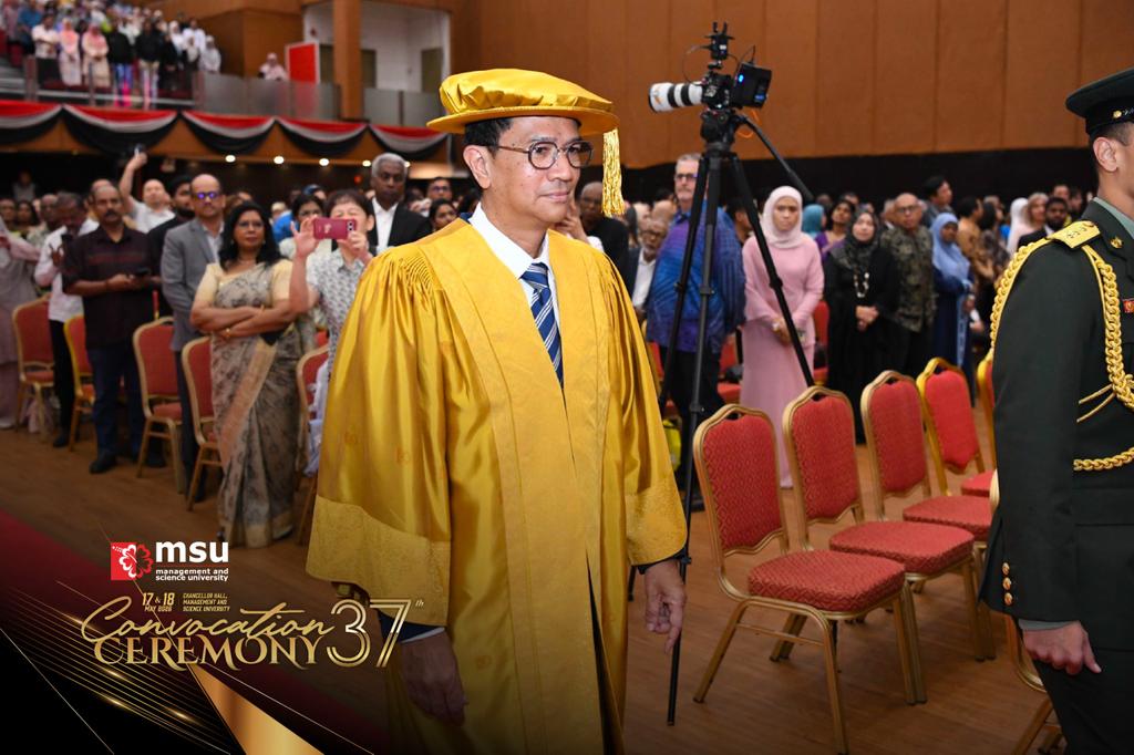 MSUconvo's tweet photo. Please rise for the arrival of the Chancellor of #MSUmalaysia for Session 1 of #MSUconvo37 https://t.co/nHHMkaeMU0