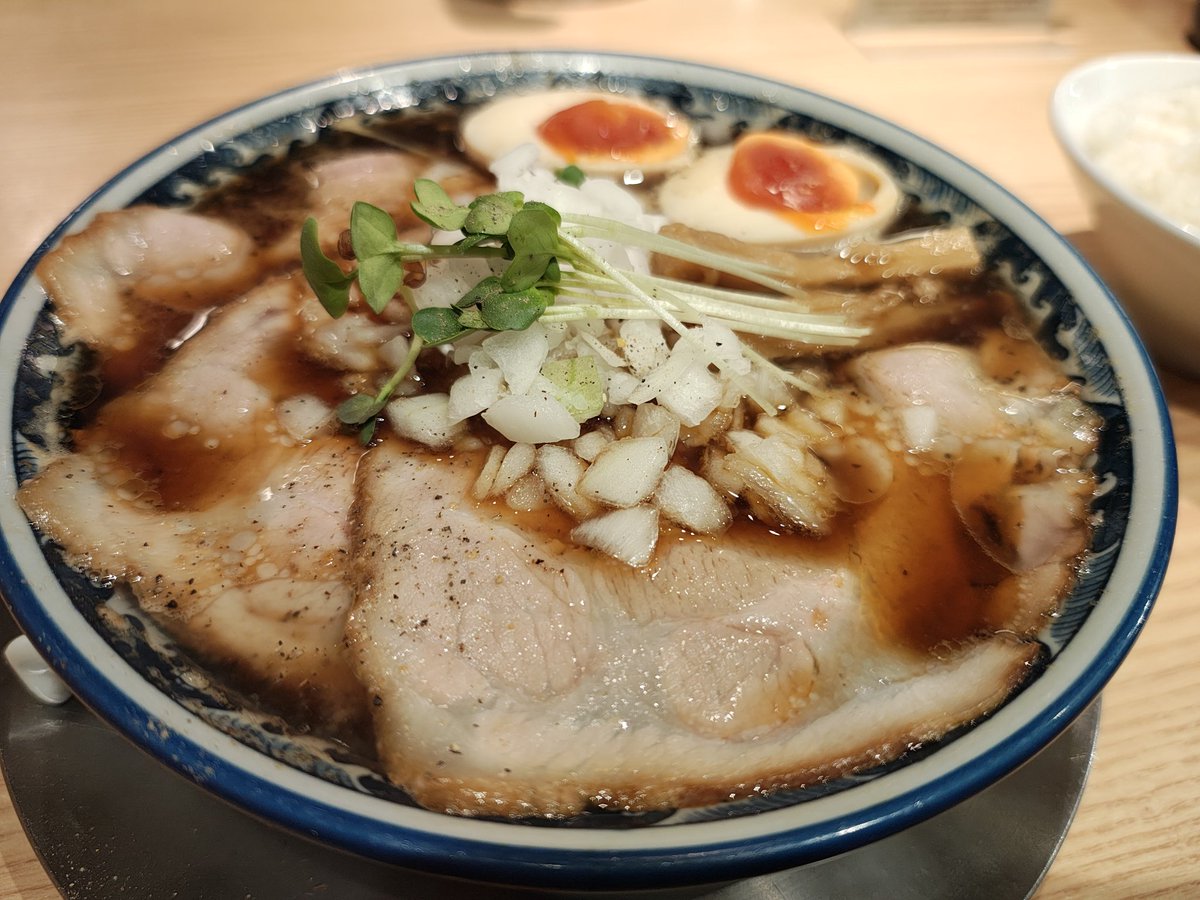 RaMensa_JP's tweet photo. 中華そば　はじめ
中華そば（黒）980円
大偉人大野雄大の投球と村松の疑似サイクルを見届け最高の気分で啜る１杯は格別
白と違い醤油がダイレクトに感じられる１杯を勢いのままに啜る
今日も勝つ
（みずきち） https://t.co/En11b3zdrM