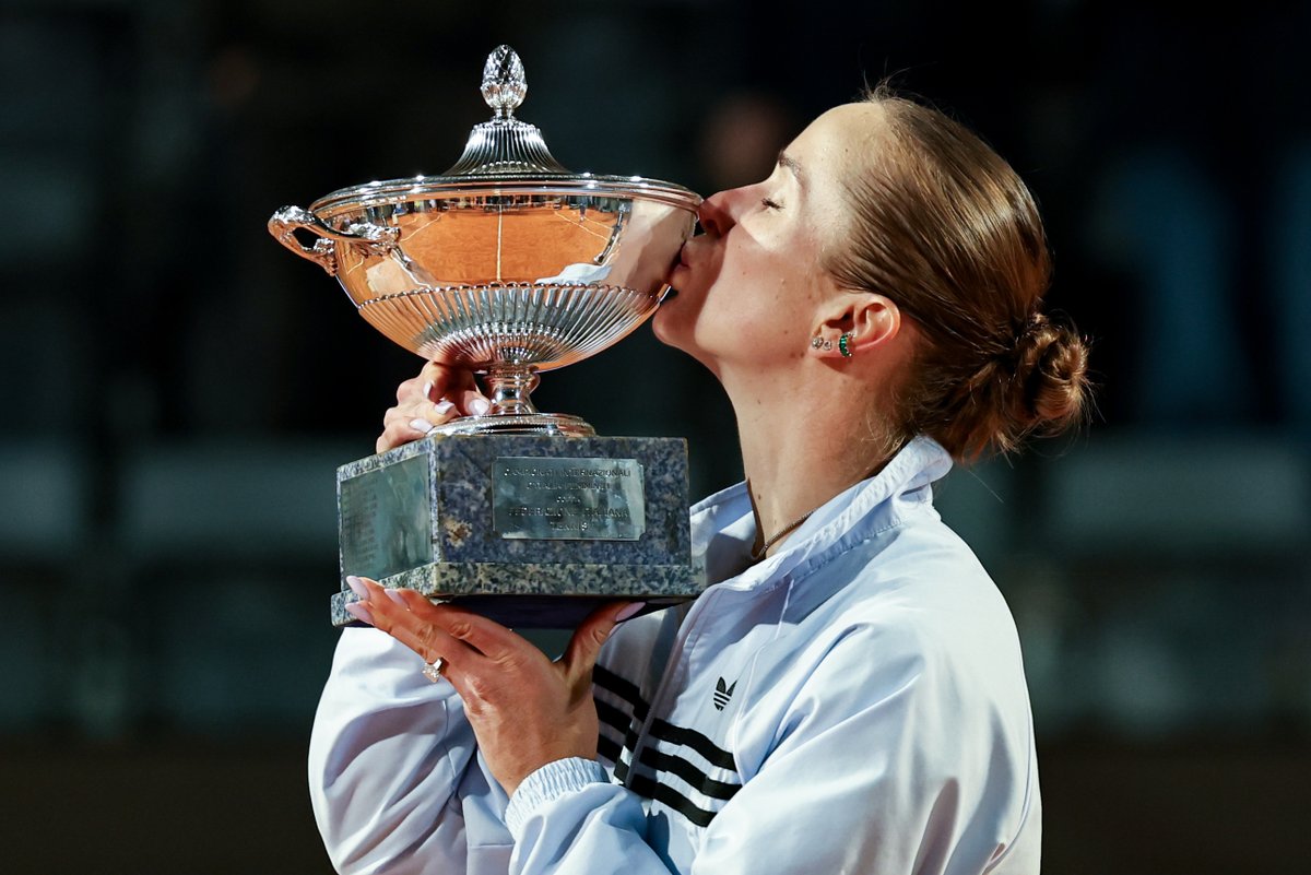 XHSports's tweet photo. 7th seed Elina Svitolina battled past 3rd seed Coco Gauff 6-4, 6-7 (3), 6-2 in the final to win her third Italian Open title and the 20th WTA singles title of her career https://t.co/7cefiIRnCg
#IBI26 https://t.co/Yx7IbhJtPA