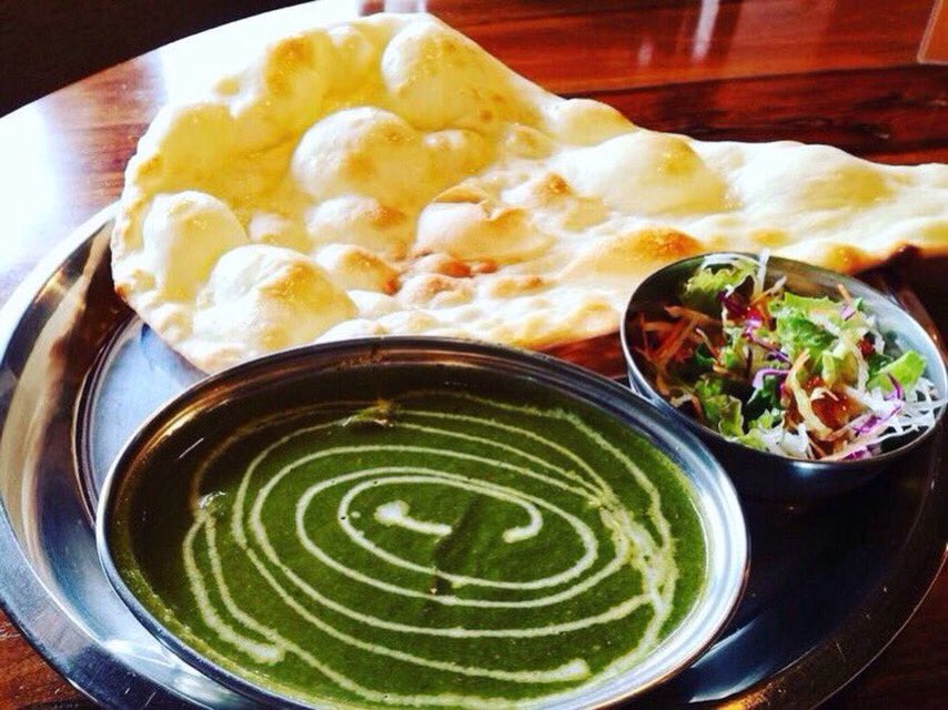 ASIYANA_curry's tweet photo. ナマステ！
インド料理アシヤナ難波店です。
本日の日替わりは｢じゃがいもとほうれん草のカレー｣です。
鮮やかな緑色のほうれん草ペーストはまろやかでやさしい口当たりです。

土日祝のカレーが選べるスペシャルなホリデーランチも用意して皆様のご来店をスタッフ一同、お待ちしております😊 https://t.co/1H2HPlmtm3