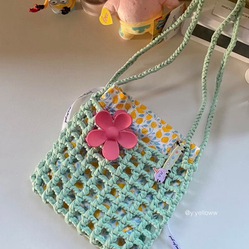 kikipaloa's tweet photo. 🧶โดนตกกับกระเป๋าไหมพรมร้านนี้ สีสวยทุกโทนน ละมุนทุกใบ หยิบใช้ได้ทุกวัน ใบเล็ก/ใบใหญ่ แต่จุของได้เยอะ คู่สีคือน่ารักจริงๆ🤏🏻สะพายแล้วลุคดูซอฟต์ขึ้นทันที ถูกใจสุดๆ ราคาดีด้วย https://t.co/IpYvxKxF6p