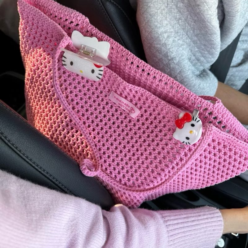 kikipaloa's tweet photo. 🧶โดนตกกับกระเป๋าไหมพรมร้านนี้ สีสวยทุกโทนน ละมุนทุกใบ หยิบใช้ได้ทุกวัน ใบเล็ก/ใบใหญ่ แต่จุของได้เยอะ คู่สีคือน่ารักจริงๆ🤏🏻สะพายแล้วลุคดูซอฟต์ขึ้นทันที ถูกใจสุดๆ ราคาดีด้วย https://t.co/IpYvxKxF6p