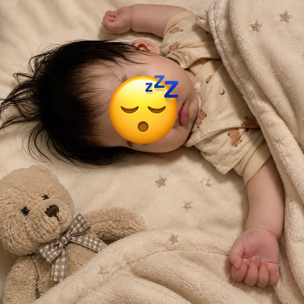 chokomain's tweet photo. 両手バンザイで寝る姿は赤ちゃん特有の姿勢ということを最近知ったのでちゃんと写真に残しておこうと思います https://t.co/oViDyQQs1W