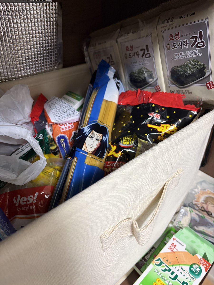 teppe_014's tweet photo. スタージュン様で自分の髪を縛るのは恐れ多いので……

一先ずパスタ係をお願いします……
スタージュン様……ゴメン…… https://t.co/RNQGxv1izb