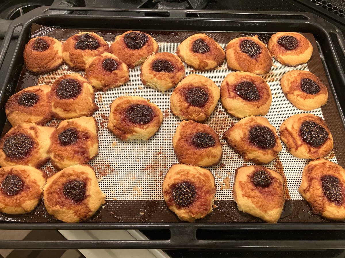 KazusanMeshi's tweet photo. 自家��イチゴジャムでクッキーを焼きました。焼成中にジャムが沸騰して、見た目はすごい事になりましたが、美味しくできました。
#おうちケーキ
#おうちカフェ
#自家製イチゴジャム
#イチゴジャムクッキー https://t.co/owACYWsIsO