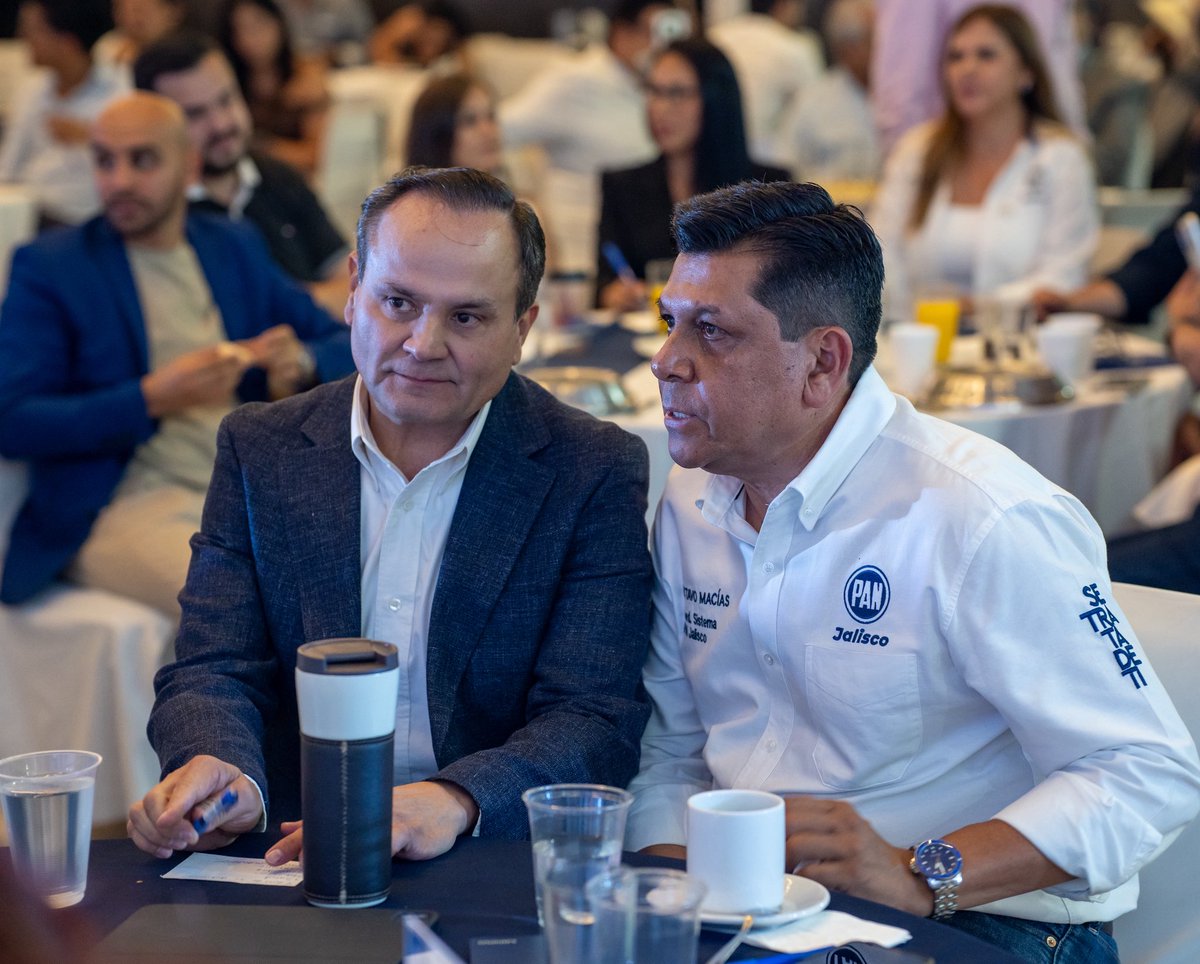AlejandroA_C's tweet photo. Hoy, el @PAN_Jalisco  dio un gran paso con el lanzamiento de “Primero la Familia”, una agenda que busca colocar a la familia al centro de las acciones públicas, legislativas y sociales. Desde #Chapala seguiremos trabajamos con y por las familias. #PAN #HacemosQueLasCosasSucedan https://t.co/xiLhuwX9cU