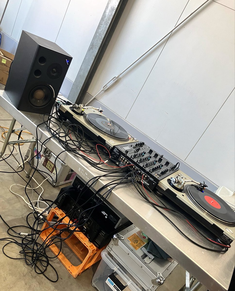 ri3koko's tweet photo. DJブースin鹿児島の醤油屋さん

醤油にも良い音を聴かせないとね https://t.co/jVWxalJmdU