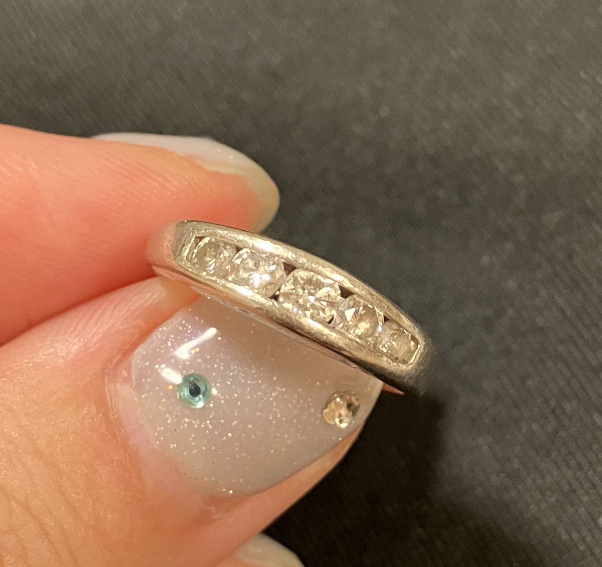 shokaaa_ed's tweet photo. 3月末に大好きな祖母が亡くなり、
昨日は四十九日法要がありました。

私が産まれた日から
これまでずーっと。
沢山の愛情を注いでくれました。

本当に大好きなおばあちゃんです。

写真は生前から「私へ」と
言ってくれていた形見の指輪です。

東京に帰ったら修理をして使用します。 https://t.co/jmqivGKQNN