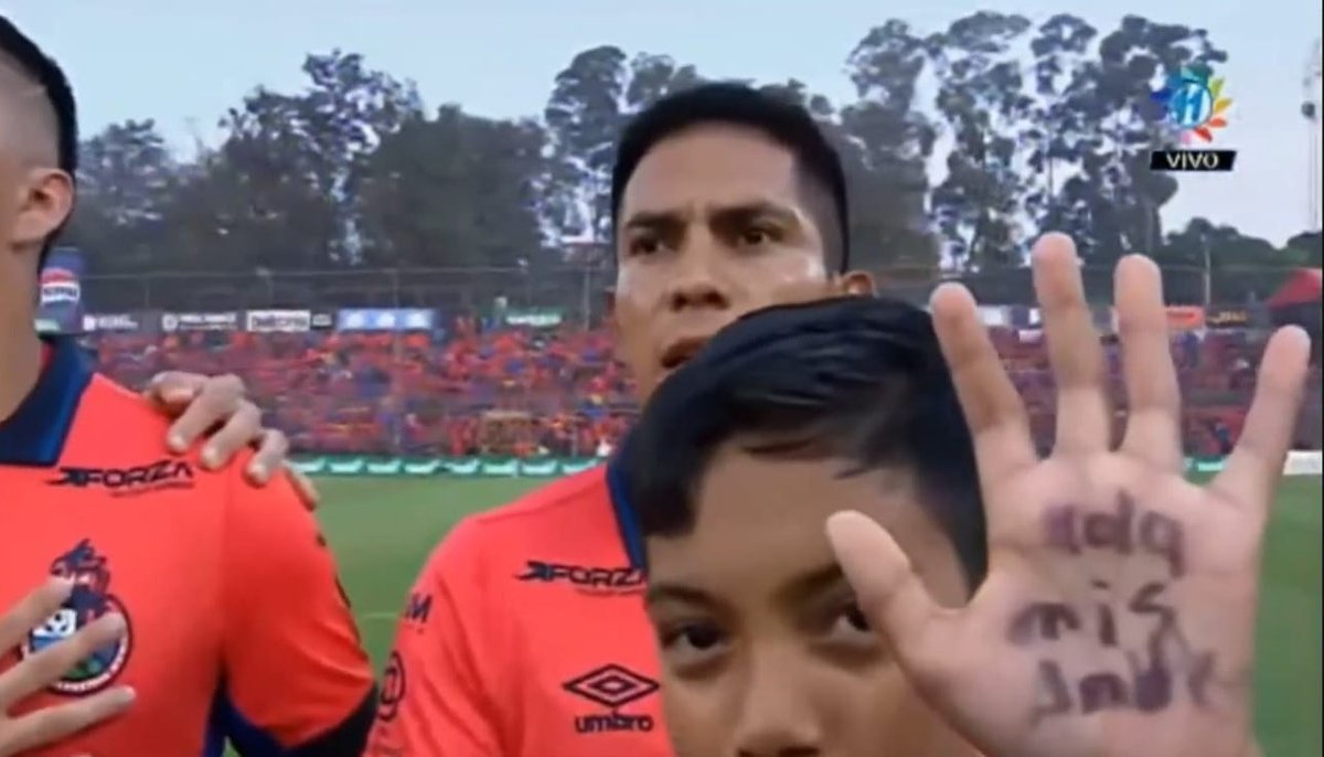 Renekicho's tweet photo. Se inventan CONCACAFs y también imágenes. Este pizado es de los que mencionó el Fantasma. https://t.co/Hh1DBF1QsN
